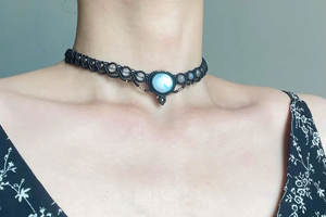 Collar colgante ajustable de macramé con perlas budistas de estilo bohemio hecho a mano con cristal natural para unisex. - Product Image 4