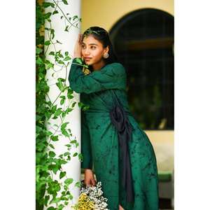 Robe midi verte pour femme, style enveloppant, élégante, imprimée, à manches longues, pour soirée ou tenue décontractée. - Product Image 3