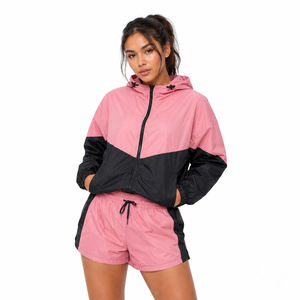 Ensemble deux pièces coupe ajustée pour femme enceinte grande taille : veste coupe-vent à capuche respirante et légère pour la randonnée en extérieur et short - Product Image 1