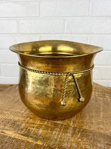 Jardinière en métal polyvalente pour une utilisation intérieure et extérieure, offrant une décoration polyvalente et une utilité pour la présentation des plantes - Product Image 5