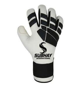ถุงมือผู้รักษาประตูฟุตบอล Subhay Rubber Inject สีขาวดำ แบบเต็มนิ้ว กันลื่น สายรัดข้อมือปรับได้ อุปกรณ์กีฬาสำหรับทุกเพศ - Product Image 1