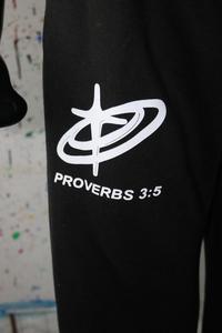 Conjunto Deportivo Personalizado de Felpa Francesa de 300 g/m² para Hombre, Sudadera de Cuello Redondo y Pantalones, Estampado en Serigrafía, Color Verde Caqui, Ropa Deportiva finerthreds - Product Image 4