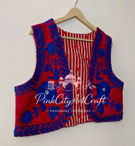 เสื้อแจ็คเก็ตกำมะหยี่ปักลายสำหรับผู้หญิง สีน้ำเงินรอยัล ลายดอกไม้ปักมือ เสื้อกั๊กสีแดง ปักลายแบบดั้งเดิมสไตล์ราชสถาน โบโฮ ชรุง โคติ - Product Image 4