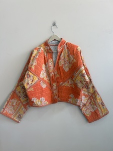 Veste Kantha réversible vintage faite à la main, courte, en patchwork de coton et élasthanne pour l'hiver - Product Image 2