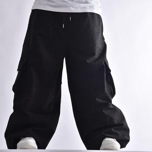 Pantalones de Nieve Negros de Lujo con Estampado y Decoración de Pedrería, Diseño Cargo para Esquí, Forro Polar Cálido y Dobladillo Ajustable - Product Image 1