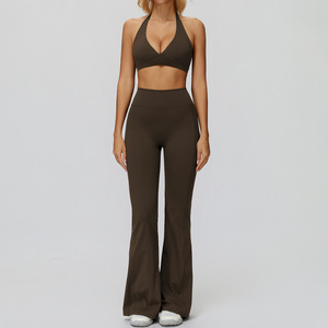 Conjunto de yoga y fitness: Top corto y pantalones acampanados de cintura alta con efecto fruncido, transpirables, cepillados, de secado rápido, para gimnasio y running, con logo personalizado. - Product Image 4