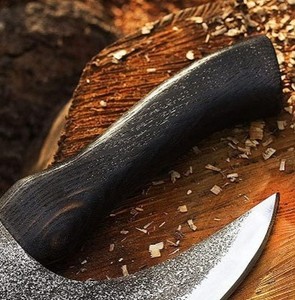 Hache à pizza moderne ambidextre forgée à la main en acier au carbone avec manche en bois et étui en cuir, compatible lave-vaisselle - Product Image 2