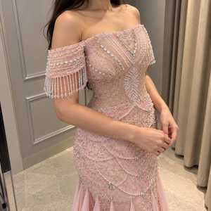 Vestido de noche de satén rosa rubor estilo sirena con corsé bordado de cuentas en los hombros, mangas con flecos y bordado de cristales, largo hasta el suelo y cintura imperio. - Product Image 2