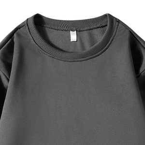 เสื้อสเวตเชิ้ตคอกลมสีเทาเข้มทรงโอเวอร์ไซส์ แขนยาว สวมใส่สบาย ขอบแขนและชายเสื้อแบบริบ ผ้าเนื้อนุ่ม ใส่ได้ทุกวัน - Product Image 5