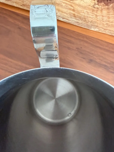 เหยือกโลหะดีไซน์สวยงามพร้อมฝาปิด สำหรับใช้ในครัวเรือน ทำด้วยมือ 100% เหยือกสแตนเลสคุณภาพสูงสำหรับใส่น้ำดื่ม มีจำหน่าย - Product Image 4