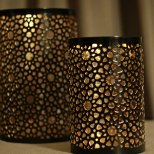 Juego de 3 Portavelas Votivas de Metal Negro con Interior Dorado y Diseño de Puntos - Product Image 3
