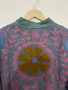 Chaqueta Bohemia para Mujer con Bordado Suzani, Chaqueta Corta de Algodón Gris Hecha a Mano con Diseño Floral Multicolor - Product Image 5