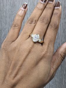 Bague de fiançailles et de mariage de luxe en or jaune massif 14 carats avec trois diamants ovales de 2,20 carats cultivés en laboratoire, sertis clos, certifiée IGI - Product Image 4