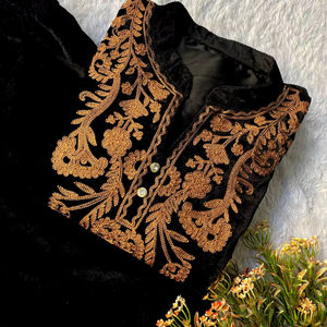 Conjunto de Top de Terciopelo Bordado y Pantalones Plazzo con Forro Interior, Traje Étnico de Invierno, Salwar Kameez Tradicional Cosido, Atuendo para Fiesta - Product Image 1