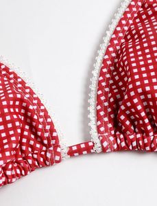 Conjunto de bikini de 2 piezas a cuadros rojos para mujer, top triangular con cuello pronunciado, braga brasileña, ribete en contraste, encaje y elástico, traje de baño. - Product Image 3