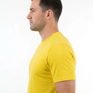 Ensemble T-shirt col rond jaune actif et short de performance gris pour homme – Léger, respirant, idéal pour l'entraînement estival et les tenues décontractées - Product Image 4