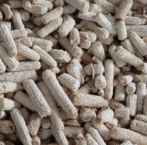 Briquettes de sciure de bois compressées à haute valeur calorifique, combustible biomasse écologique, sans fumée, combustible solide pour barbecue, chauffage, chaudières industrielles, chêne - Product Image 1