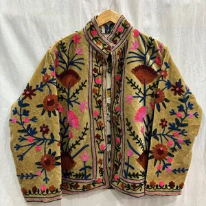 Veste en velours beige artisanale pour femmes, broderie florale complexe Suzani, style bohème chic, ouverte sur le devant, courte, pour l'hiver - Product Image 1