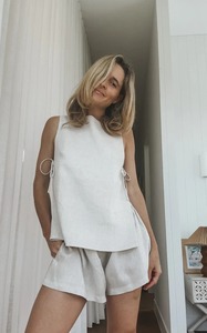 Chemisier de Noël blanc vintage bohème pour femme, col en V, manches courtes, coupe classique, à volants et boutons, ODM, 100% non tissé teint uni - Product Image 5