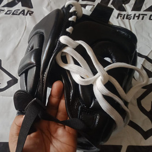 อุปกรณ์ป้องกันศีรษะสำหรับชกมวยแบบเต็มหน้า ทำจากหนังแท้ พร้อมแผ่นบังหน้าสองชั้น และระบบปิดแบบตีนตุ๊กแก สำหรับการฝึกซ้อมและการต่อสู้ - Product Image 4