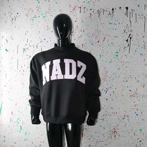 Sudadera NADZ BLACK con cuello alto, 100% blanca, con apliques bordados, cuello ancho, hilos finos. - Product Image 2