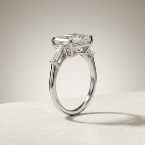Bague de fiançailles en platine PT950 avec trois pierres en émeraude taillées et baguettes coniques en diamant - Product Image 3