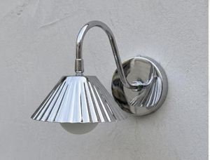Applique murale en laiton festonné artisanale : Luminaire cannelé de style Mid-Century Modern, applique murale moderne chromée avec abat-jour conique en métal - Product Image 3