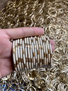 Juego de 3 brazaletes de latón hechos a mano con incrustaciones de resina a rayas y lunares en blanco y negro, apilables, joyería geométrica llamativa - Product Image 4