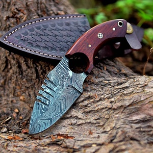 Couteau de chasse en acier Damas forgé à la main avec manche en bois de rose, lame à pointe tombante, couteau à lame fixe pour l'extérieur, étui en cuir - Product Image 1
