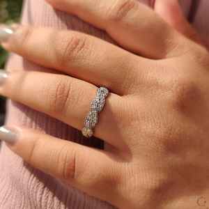 Anillo Infinito Minimalista con Diamantes Redondos Engastados en Pavé, Oro Sólido de 14K, Media Eternidad, Diamantes Cultivados en Laboratorio, Anillo Delicado para Fiesta, Regalo para Ella - Product Image 5