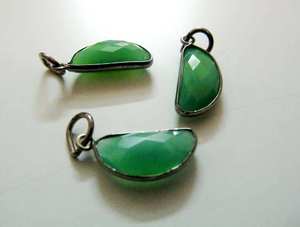 Pendentif en pierre précieuse Chrysoprase naturelle, forme D, 8x16 mm, demi-lune, facetté, vendu à l'unité - Product Image 2