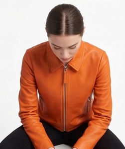 Blouson Moto Hiver Coupe-Vent en Cuir Véritable Orange Personnalisé pour Femme, Coupe Slim, Zippé, Style Streetwear, Vente en Gros - Product Image 2