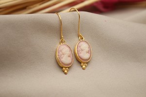 Pendientes de Plata de Ley Rodiada Hechos a Mano con Camafeo de Melocotón Natural, Diseño de Inspiración Victoriana, Elegante Regalo para el Día de la Madre - Product Image 2