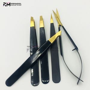 Ensemble de pinces à sourcils et ciseaux à ressort RMI Super Ranking Product avec pointe en plasma dorée et revêtement en poudre noire - Product Image 3