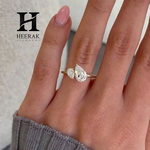 Bague de fiançailles de luxe Toi et Moi avec diamant taille poire, or jaune 18 carats, deux pierres en moissanite et diamant de laboratoire pour femme - Product Image 1