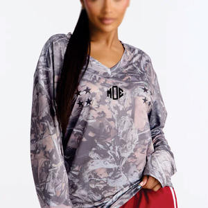 เสื้อเจอร์ซีย์อเมริกันฟุตบอลพรีเมียมสำหรับผู้หญิง แขนยาว คอวี ลายพรางแบบซับลิเมชั่น เสื้อกีฬาแนวสตรีทแวร์ ขายส่ง OEM - Product Image 5