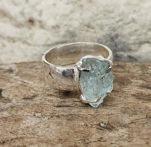 Bague en aquamarine brute naturelle en argent sterling 925, faite à la main, avec pierre précieuse brute pour femme – Bijou statement en cristal bleu - Product Image 4