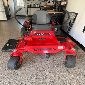 เครื่องตัดหญ้าแบบนั่งขับ Gravely ขนาด 52 นิ้ว 23 แรงม้า เครื่องยนต์ V Twin เหมาะสำหรับการดูแลรักษาสนามหญ้าขนาดใหญ่ พร้อมกำลังขับที่ทรงพลังและสม่ำเสมอ - Product Image 6