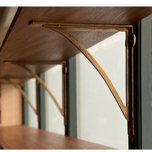 Elegante soporte de latón para estantes, ideal para estanterías, libreros, cocinas y áreas de almacenamiento en la sala de estar. - Product Image 1