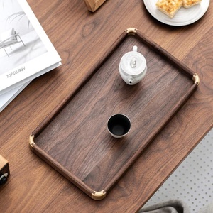 Bandeja de Servicio Ecológica de Madera de Nogal de Grado Comercial con Esquinas de Latón, Diseño Rústico para Catering, Cocina y Servicio de Té - Product Image 1