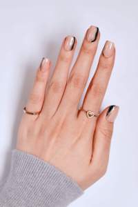 Faux ongles à presser minimalistes à motifs abstraits, forme amande, motif vague dorée, longueur moyenne, en ABS, nude, personnalisables, fabrication OEM/ODM - Product Image 2