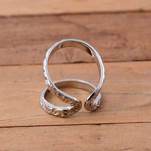 Bague ajustable minimaliste en argent sterling gravée de motifs floraux faite à la main, style bohème, bijou thérapeutique pour phalange, idéale pour les fêtes - Product Image 3