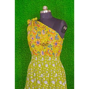 Robe longue maxi en coton pour femme, élégante et moderne, style décontracté, hip-hop, mignonne, naturelle, douce, asymétrique à une épaule, longueur ras du sol, idéale pour l'été et les soirées. - Product Image 4