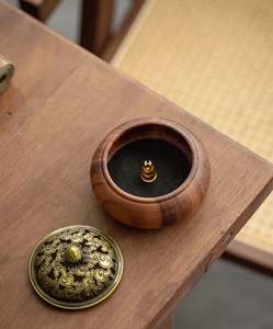 Quemador de Incienso Redondo de Madera con Tapa Perforada de Latón, Porta Incienso Aromático Hecho a Mano - Product Image 5