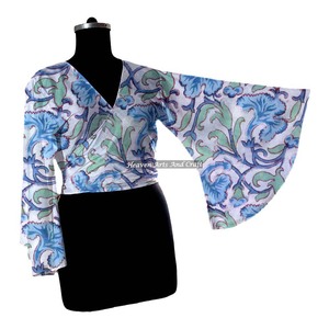 Top de algodón estilo retro de los años 70 para mujer, con lazo en la espalda, estampado floral, talla única, top sostenible con estampado a mano. - Product Image 3