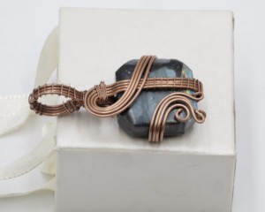 Colgante de Ametrina con Corte Baguette Envuelto en Alambre de Cobre |   Joyería Hecha a Mano con Piedra Preciosa de Ametrino Natural |   Colgante de Cristal Curativo de Talla Única - Product Image 3