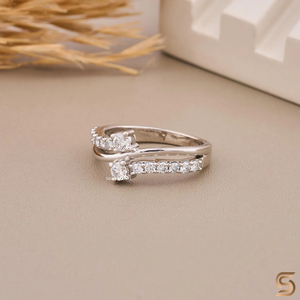 Bague en or blanc 10K avec moissanite, design moderne en vagues croisées et bande élégante en moissanite, bijou fin éthique, cadeau pour le quotidien - Product Image 1