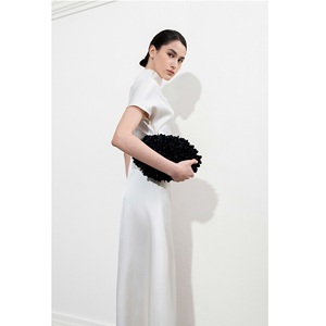 ชุดเดรสขายส่งสำหรับผู้หญิง ดีไซน์หรูหรา ผลิตตามแบบ ODM รุ่น AVA ASYMMETRICAL DRESS ชุดเดรสยาวผ้าไหมแขนสั้นทันสมัยสำหรับผู้หญิง ดีไซน์หรูหรา - Product Image 4