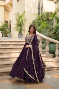 Elegante Vestido Anarkali de Georgette, Morado con Bordado de Lentejuelas Doradas, Vestido Largo hasta el Suelo con Cintura Imperio, Estilo Étnico Tradicional - Product Image 4
