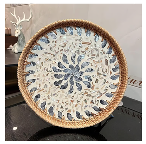 Plateau artisanal de haute qualité en nacre et rotin, design rond étonnant, pour la décoration de table d'hôtel. - Product Image 3